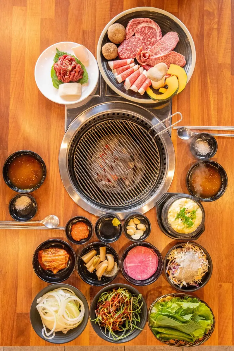 넓은 테이블에 차려진 제주육대표 고기 상차림