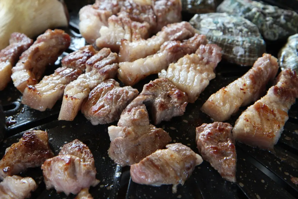 숯불에 노릇하게 구워진 제주 숙성 흑돼지